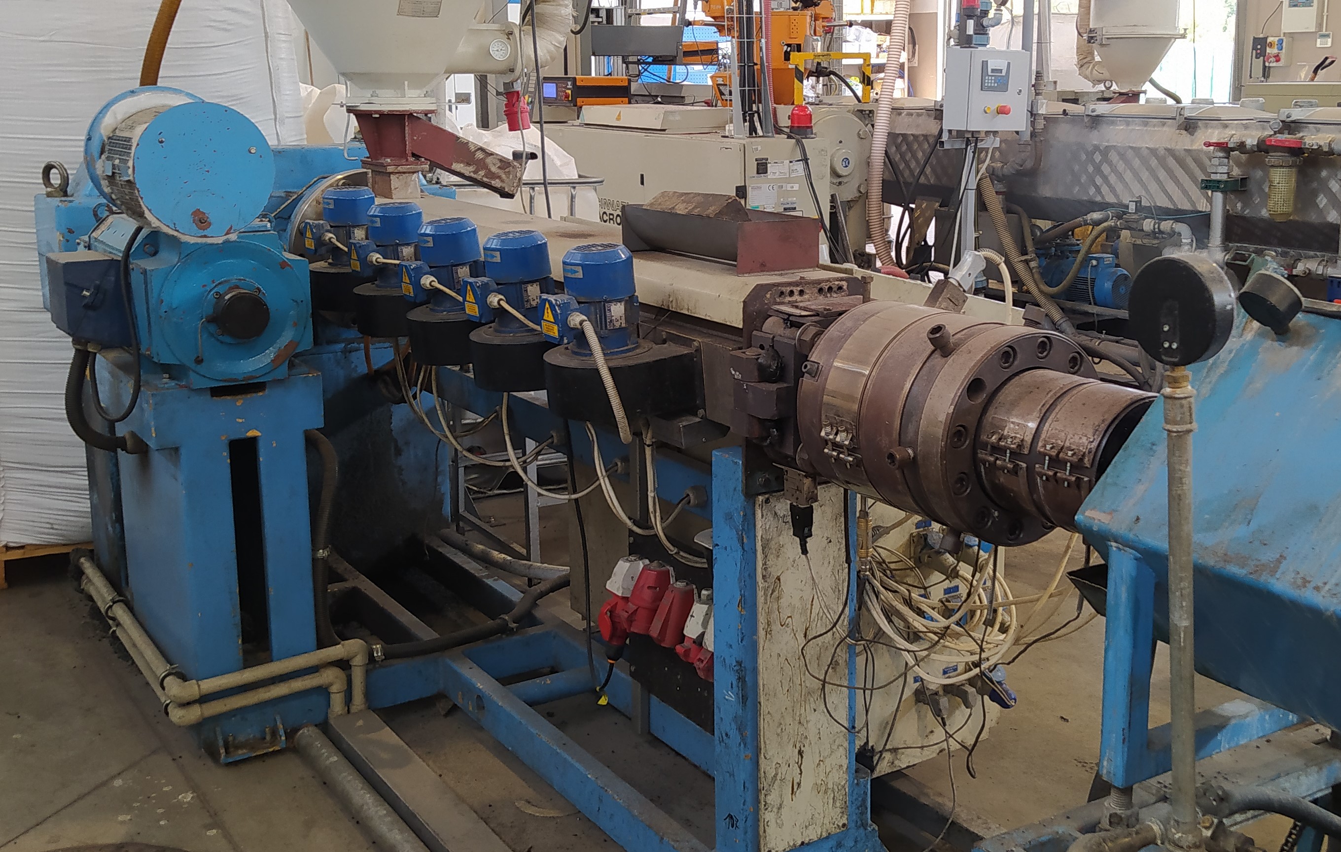 Seeking optimization of the plasticizing unit for HDPE and HMWHDPE recycling.