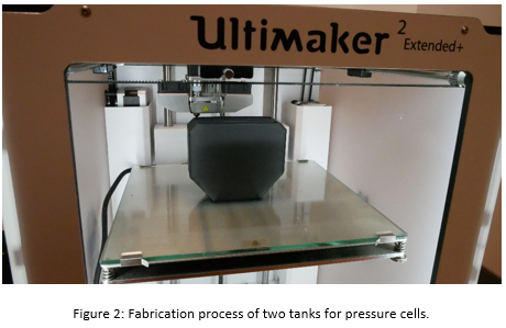 Tank for pressure measuring cells in geotechnical applications